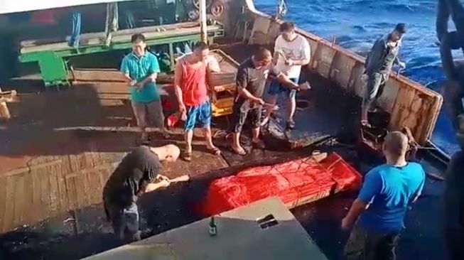 Kapal Penangkap Ikan Tiongkok Membuang Awak Kapal Indonesia ke Laut